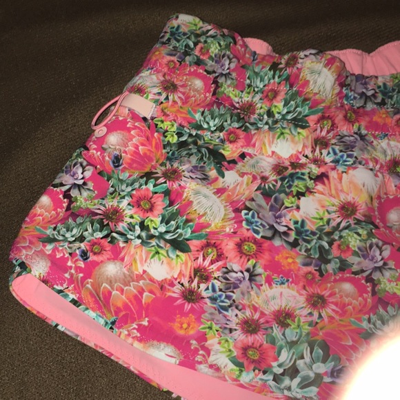 Lululemon Athletica Flower Shorts - Picture 2 of 6